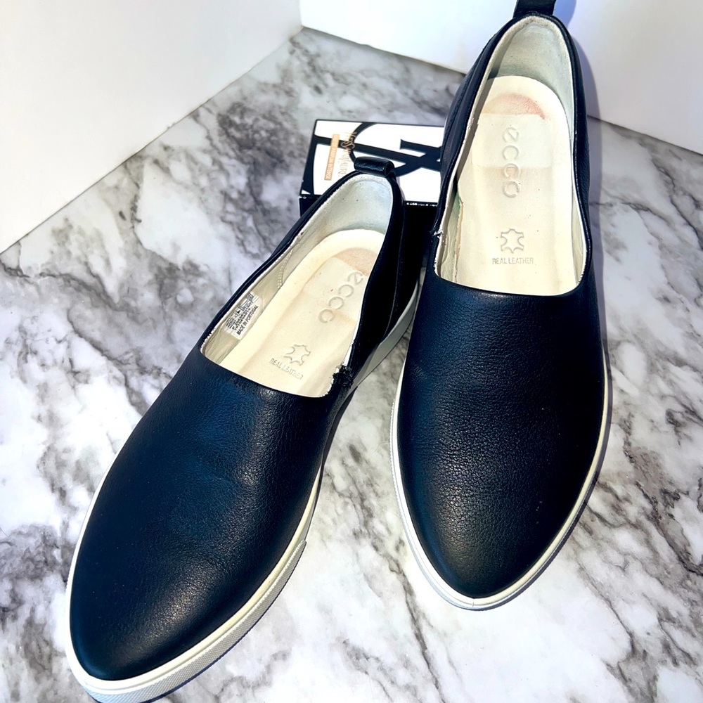 Black leather Ecco brand sneakers